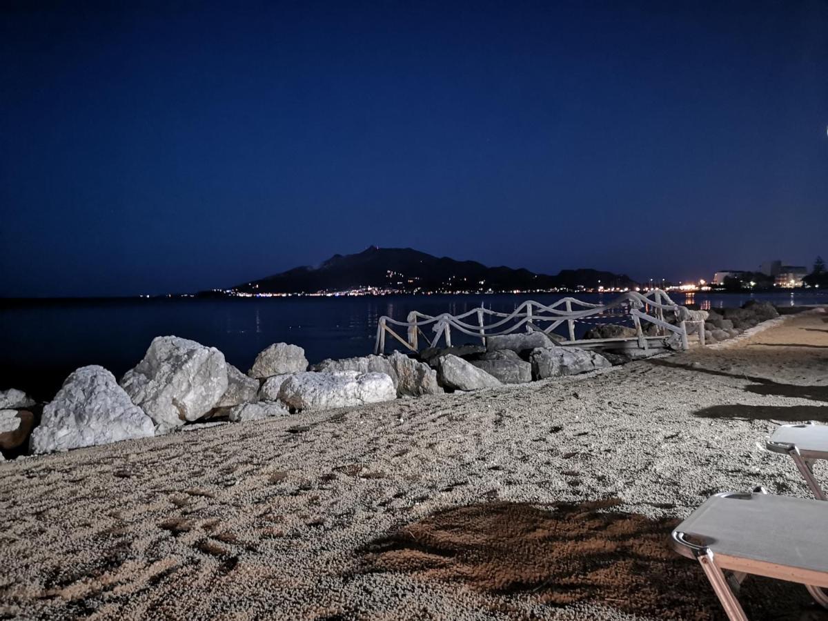 Point Ephemere Beachfront Apartments Закинтос Экстерьер фото